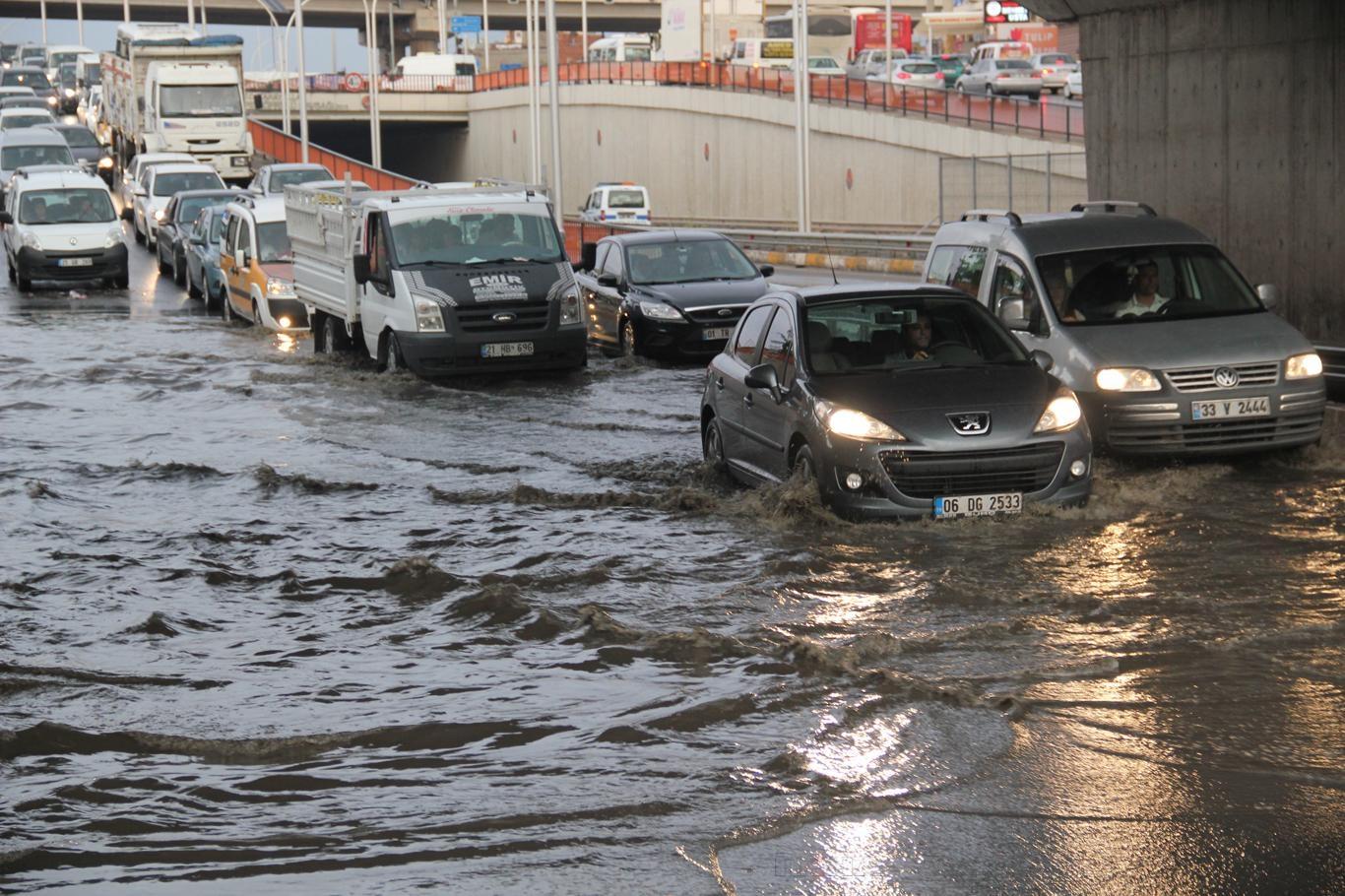 İç Ege'de ani sel ve su baskınlarına dikkat İç Ege'de ani sel ve su baskınlarına dikkat